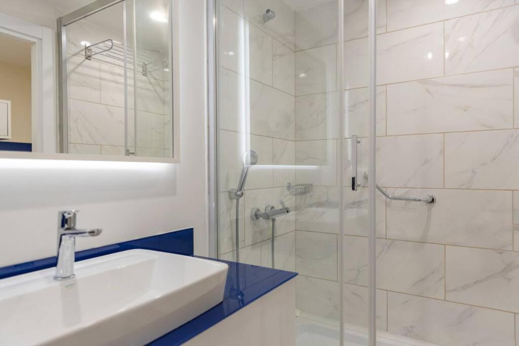 Cozy And Stylish Apartment With Sea View In Batum * באטומי